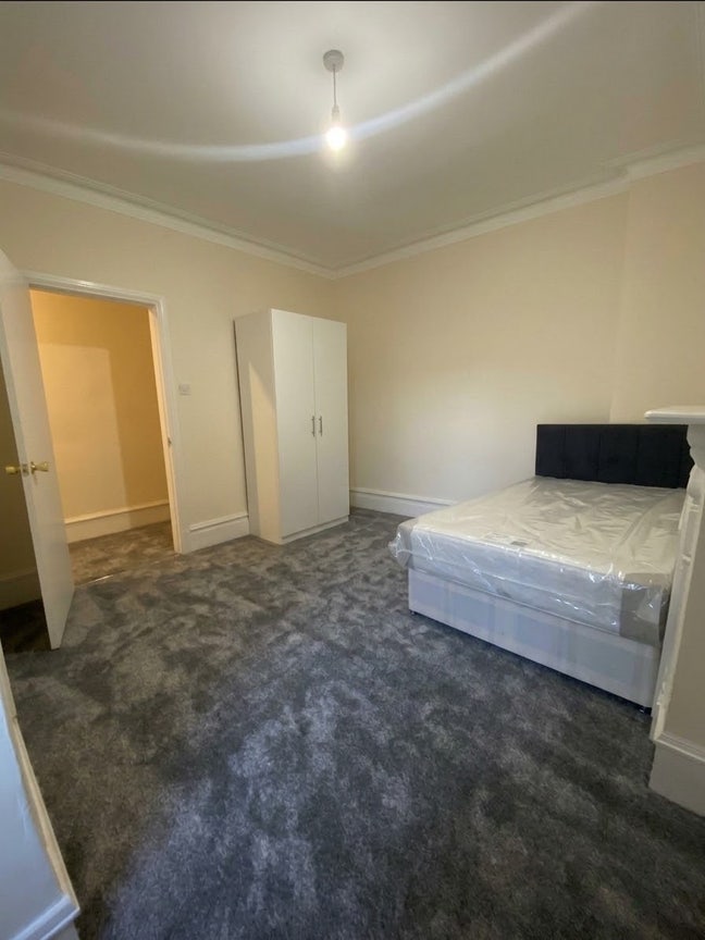 Double  Room Available - Hammersmith Main Photo