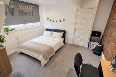 4 Bed House In Woodhouse | Short walk to Uni's Main Photo