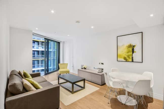 Room in luxury 2 bed flat Riverlight Quay Main Photo