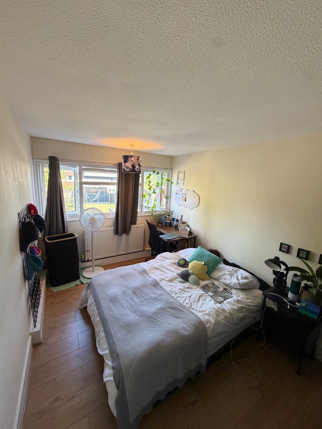 Double Room in Raynes Park  Main Photo