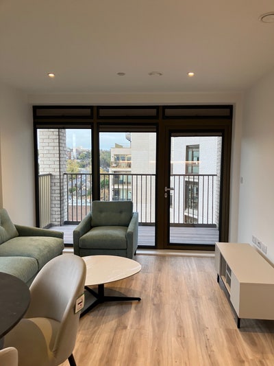 Spacious, modern 2 bed flat, overlooking park Main Photo