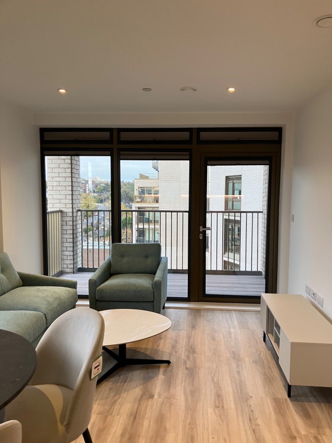 Spacious, modern 2 bed flat, overlooking park Main Photo