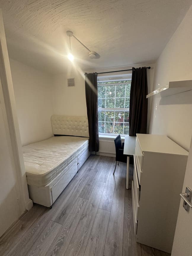2 Double Room Near stations Bills included  Main Photo