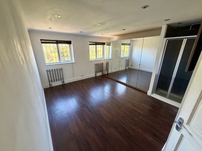 Large Double Bedroom With Own Private Lounge Main Photo