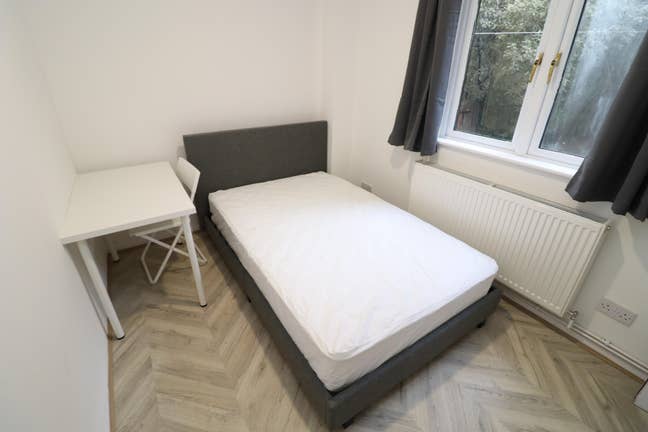 Double room available by Piccadilly line   Main Photo