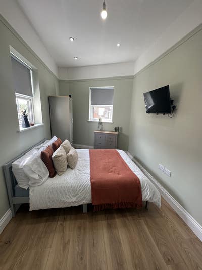 Newly Renovated Double Room to the Town Centre! Main Photo