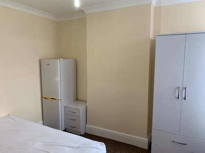 Small double room, respectful house near town  Main Photo