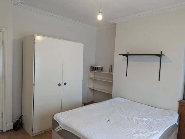 Double room in beeston Main Photo