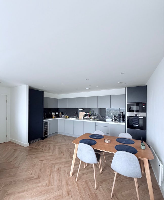 A room in a 2-Bed / 2-Bath | 24th floor | Central  Main Photo