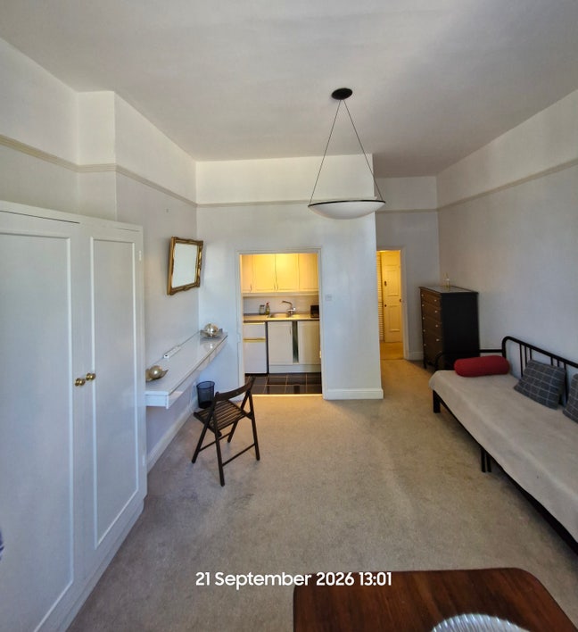 Heart of Chiswick studio avail for 1 person Main Photo