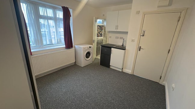 Furnished studio flat in Edgware (HA8) Main Photo