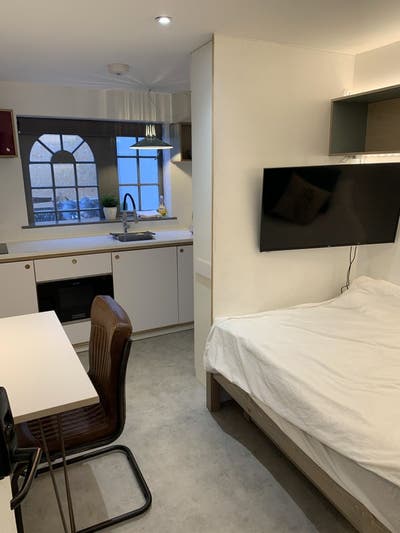 *Luxury Studio Apartment - with weekly cleaner * Main Photo