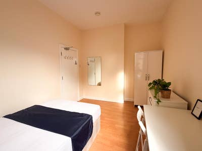 Double Room Quiet & Clean Flat 2 mins to Jubilee  Main Photo