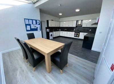 💥 Spacious Double Ensuite Rooms available Main Photo