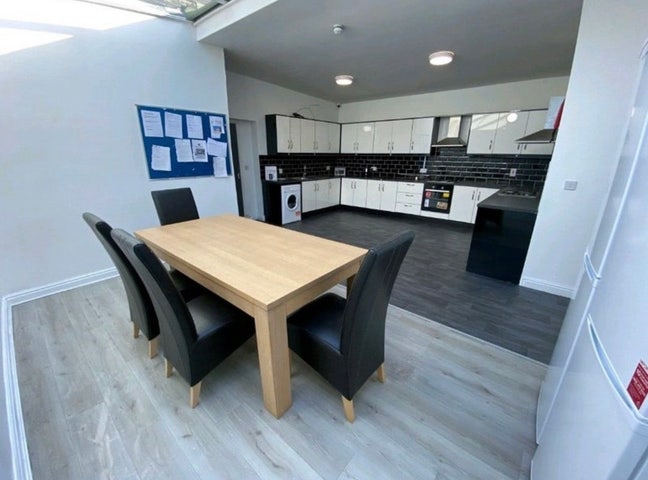 💥 Spacious Double Ensuite Rooms available Main Photo