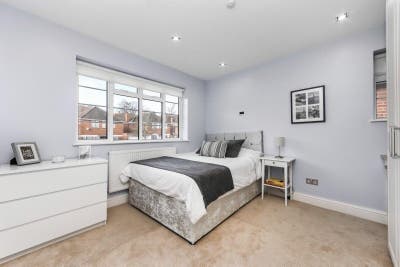 Spacious double room / close to Park royal station Main Photo