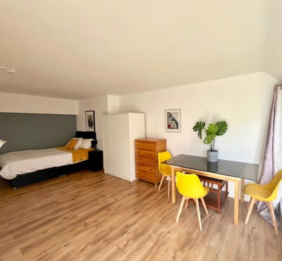3 Amazing Double Rooms near Baker Street Main Photo