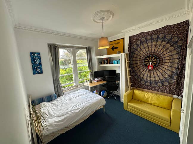 Large Ensuite in Beautiful Bright Flat Main Photo