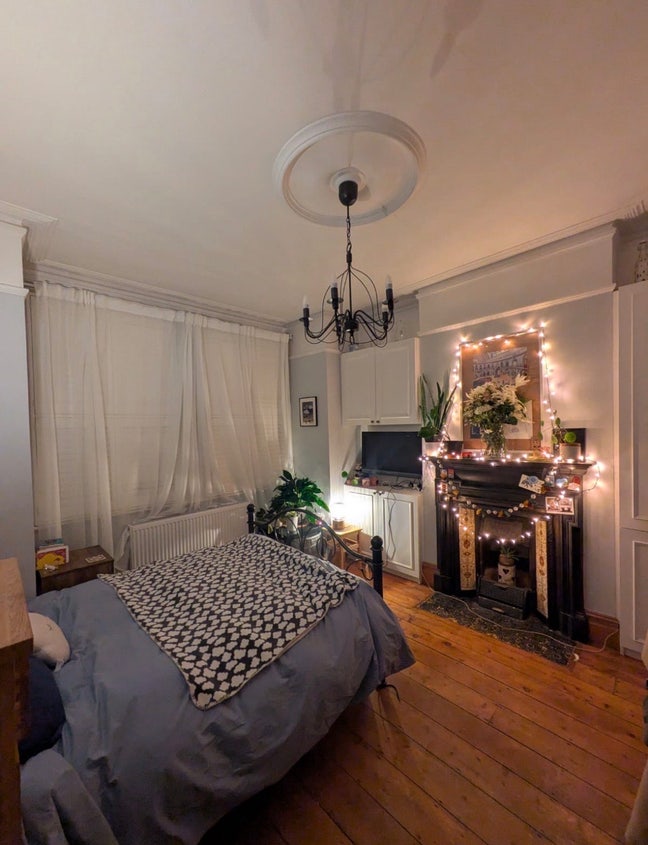 Cozy room available in great house  Main Photo