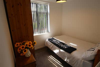 Room 6 on Rothersthorpe Road.  Main Photo