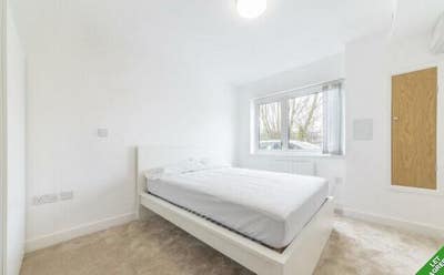 Spacious Double room with great transport links Main Photo