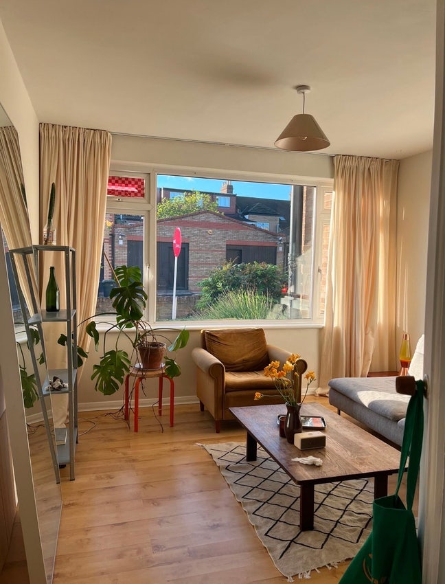 Bright, spacious double room in Leytonstone. Main Photo