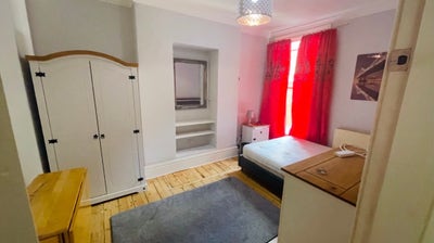 Rare double bed Available NOW 🏡  Main Photo
