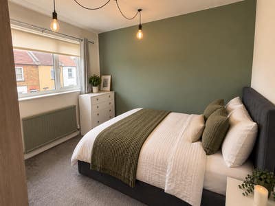 Double bedroom | Private Bathroom | Walk to town Main Photo
