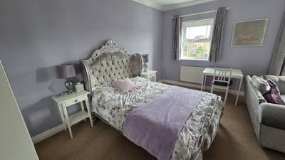 Large En Suite Bedsit with balcony Main Photo