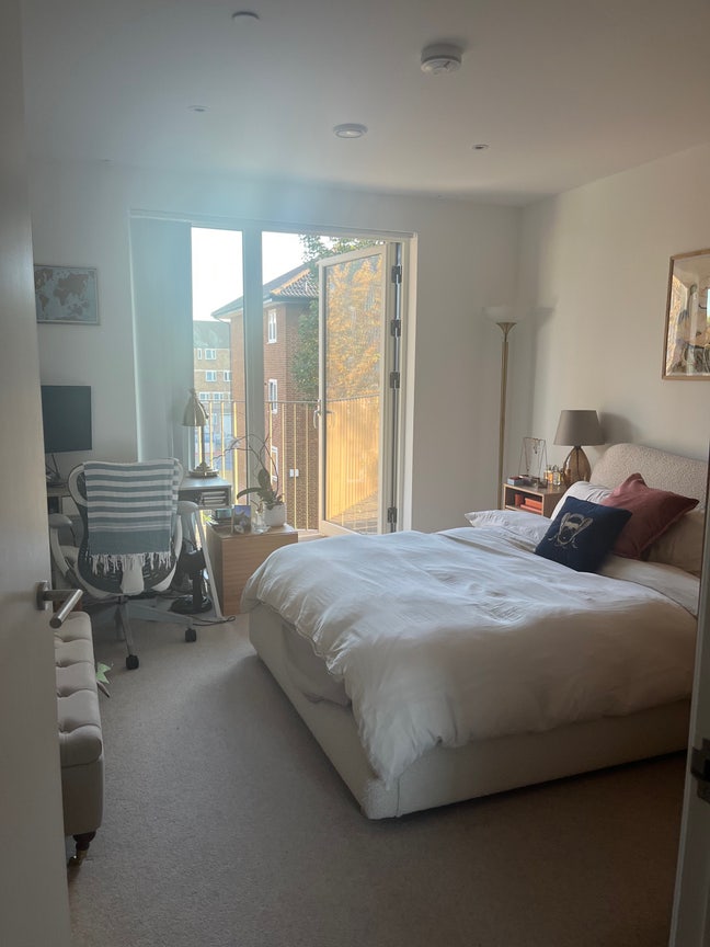 Spacious double + private bathroom in stylish flat Main Photo