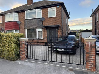 Double room to let in LS15 Main Photo
