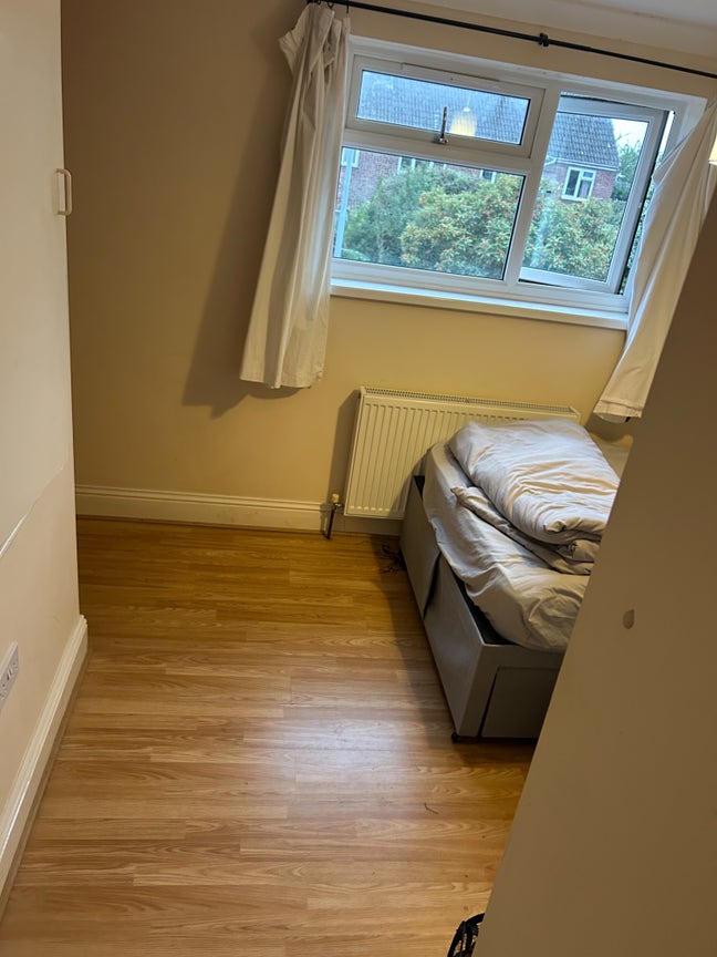 Double bedroom available in a clean house  Main Photo