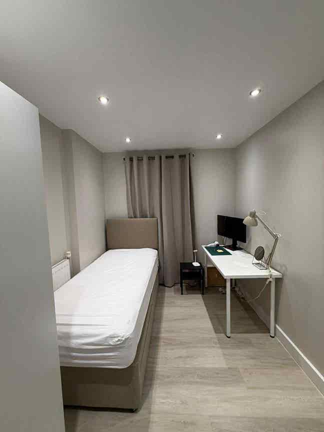 Single Room with Private Bathroom – SE7 Main Photo