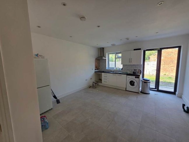 UB6 Single En-Suite Room – DSS Welcome Main Photo