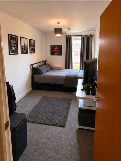 Small double with your own spacious bathroom Main Photo