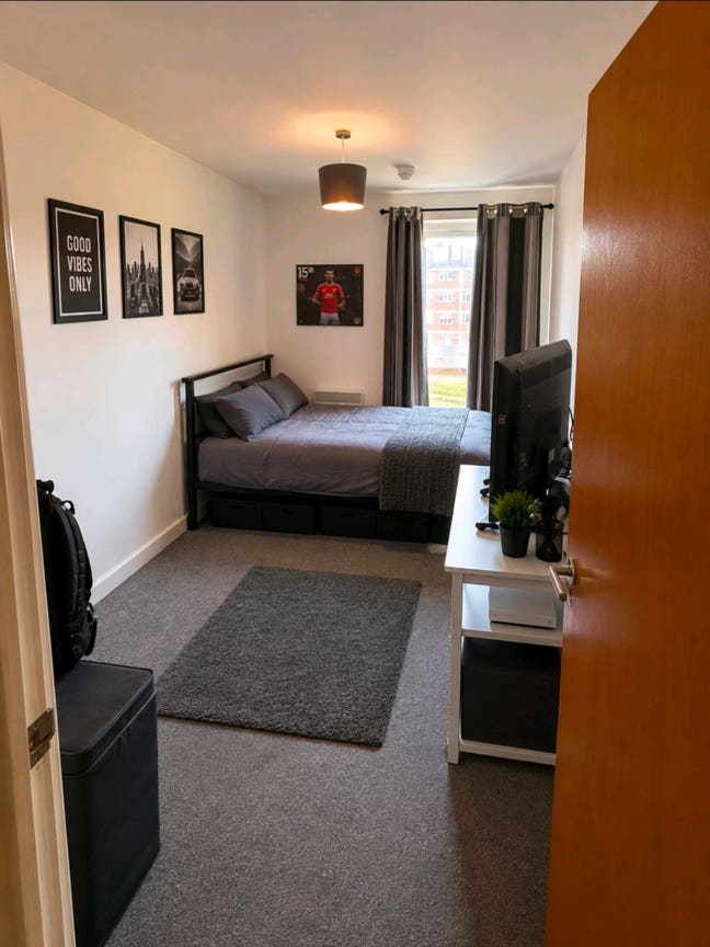 Small double with your own spacious bathroom Main Photo