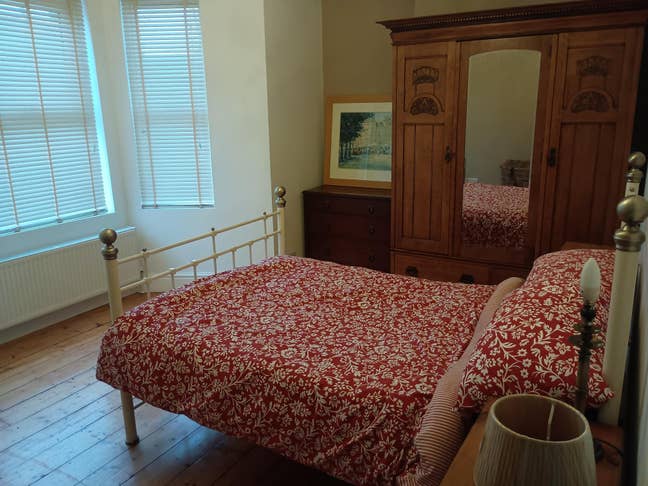 Large double room in well appointed semi  Main Photo