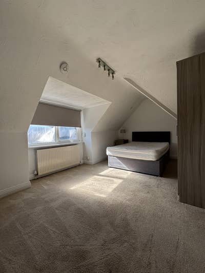 Modern 2 bed flat - great location Main Photo