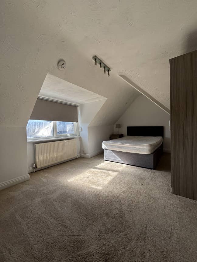 Modern 2 bed flat - great location Main Photo