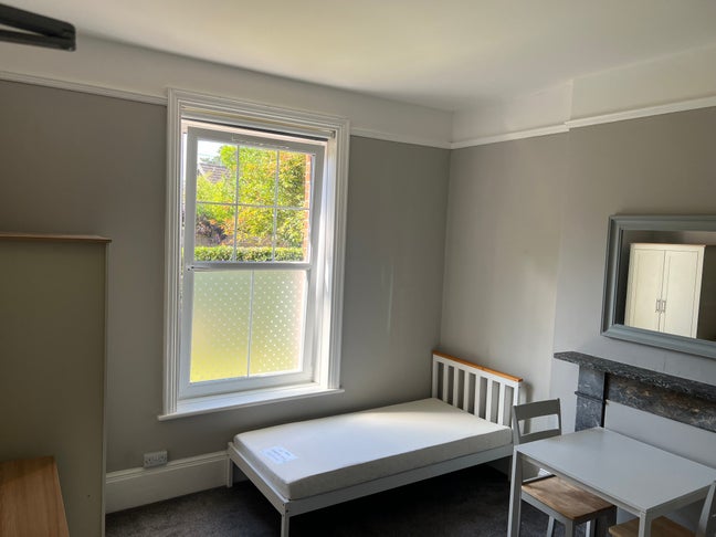 17 sq m double room, own kitchen, large garden  Main Photo
