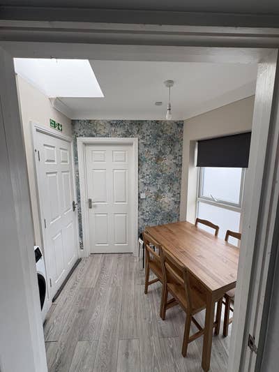 Modern En Suite Double Rooms Available Main Photo
