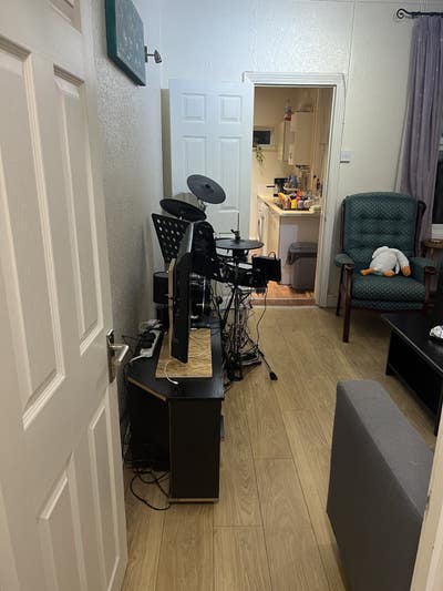 One double sized room available in house share. Main Photo