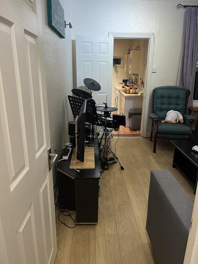 One double sized room available in house share. Main Photo