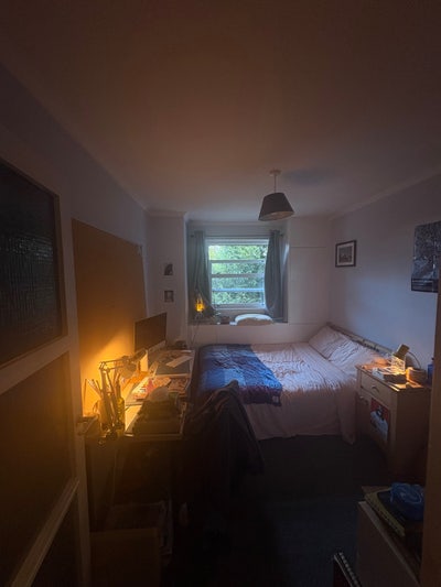 Room close to town and train station Main Photo