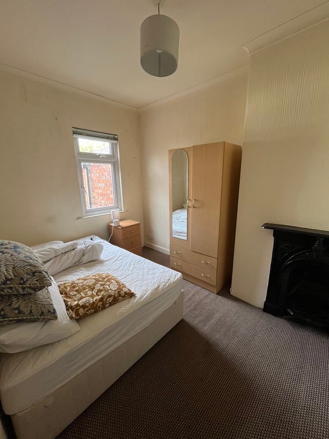 Room to rent in sandhurst garden Main Photo