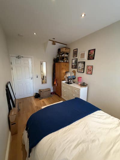 Double room in Fulham flat with balcony Main Photo