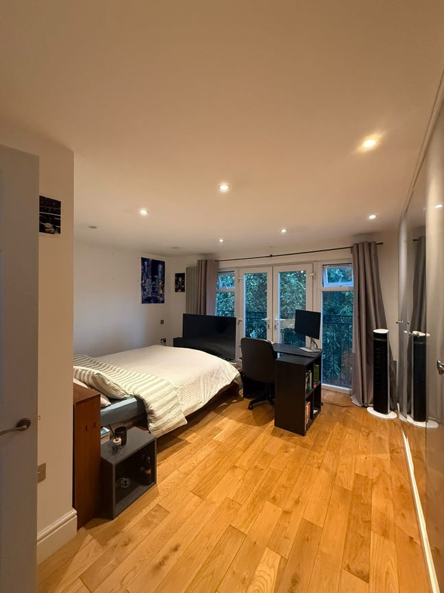 King room with ensuite & Juliet balcony, Battersea Main Photo