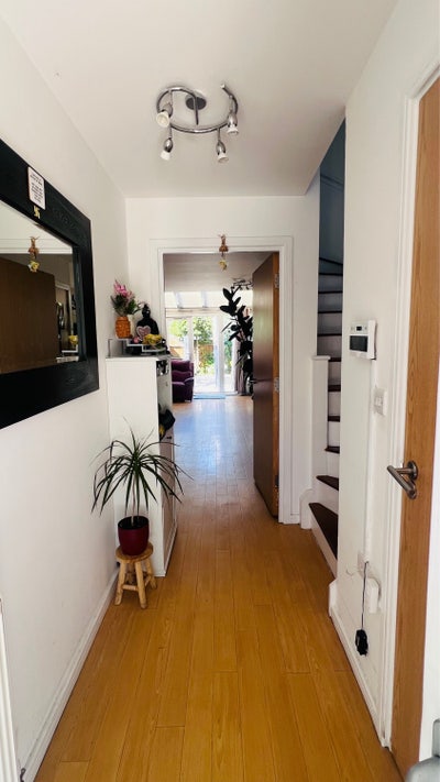 Bright cosy double  bed room - 10 mins to station  Main Photo