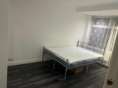 Spacious double room for rent near Harrow Weald st Main Photo