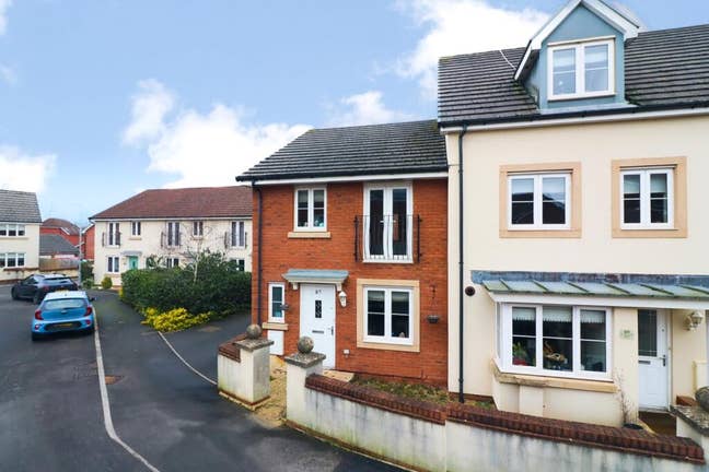 Lovely 3 bed end terraced house Main Photo